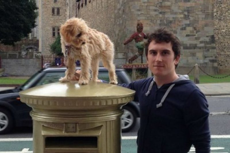 geraint-thomas-visits-his-golden-postbox-in-cardiff-with-his-dog-684055981